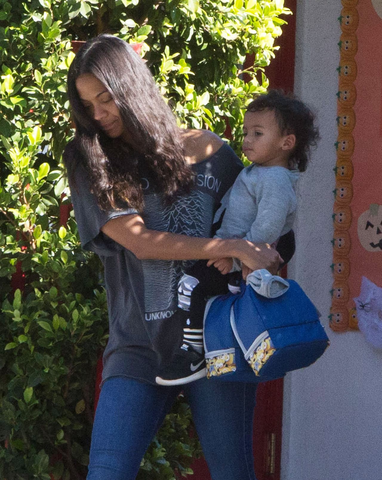Zoe Saldaña salió a comer con sus gemelitos.