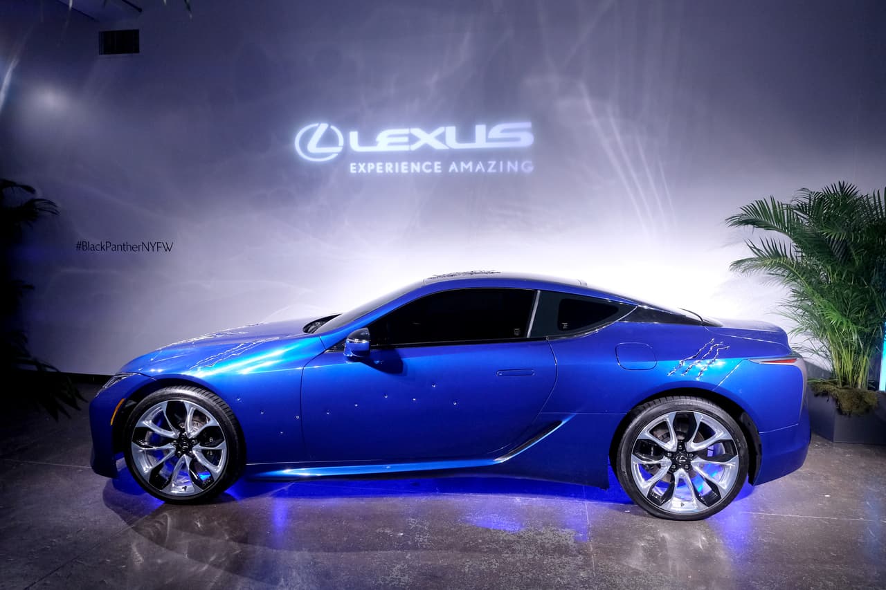 Lexus, la división de lujo de Toyota, dio a conocer en el 2017 su colaboración con Marvel para incluir uno de sus modelos más atractivos en la tan esperada película de la Pantera Negra.