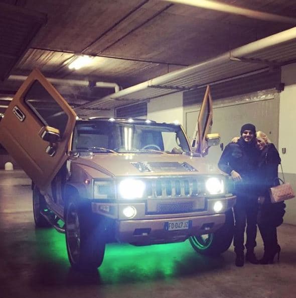 Pero no todos estos autos son de su uso exclusivo. Varias veces ha dejado claro que al menos el
<b> Hummer H2 modificado</b> es propiedad de su esposo Mauro Icardi, quien mandó cambiar las puertas tradicionales de este todoterreno por unas de apertura tipo tijera, así como un interior en fina piel blanca y hasta una pantalla en la parte trasera para que el delantero del Inter de Milán se divierta con sus videojuegos.