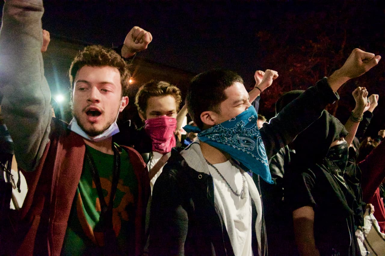 Manifestantes convocados por #OcuppyOakland protestan por segunda noche en las calles de esta ciudad tras conocer el triunfo de Donald Trump. "No es mi presidente" y "Estas son nuestras calles", fueron las consignas más oídas.