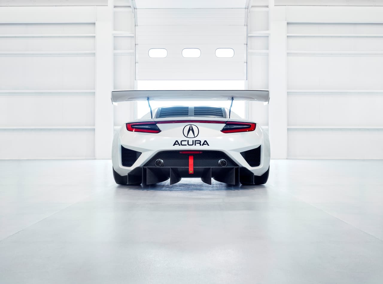 La producción del Acura NSX GT3 se realiza en un centro de alto rendimiento que dispone el fabricante en Ohio, Estados Unidos. Honda procura obtener la homologación correspondiente el próximo otoño. Mientras tanto, ya inicia su campaña para competir en Estados Unidos el próximo año.