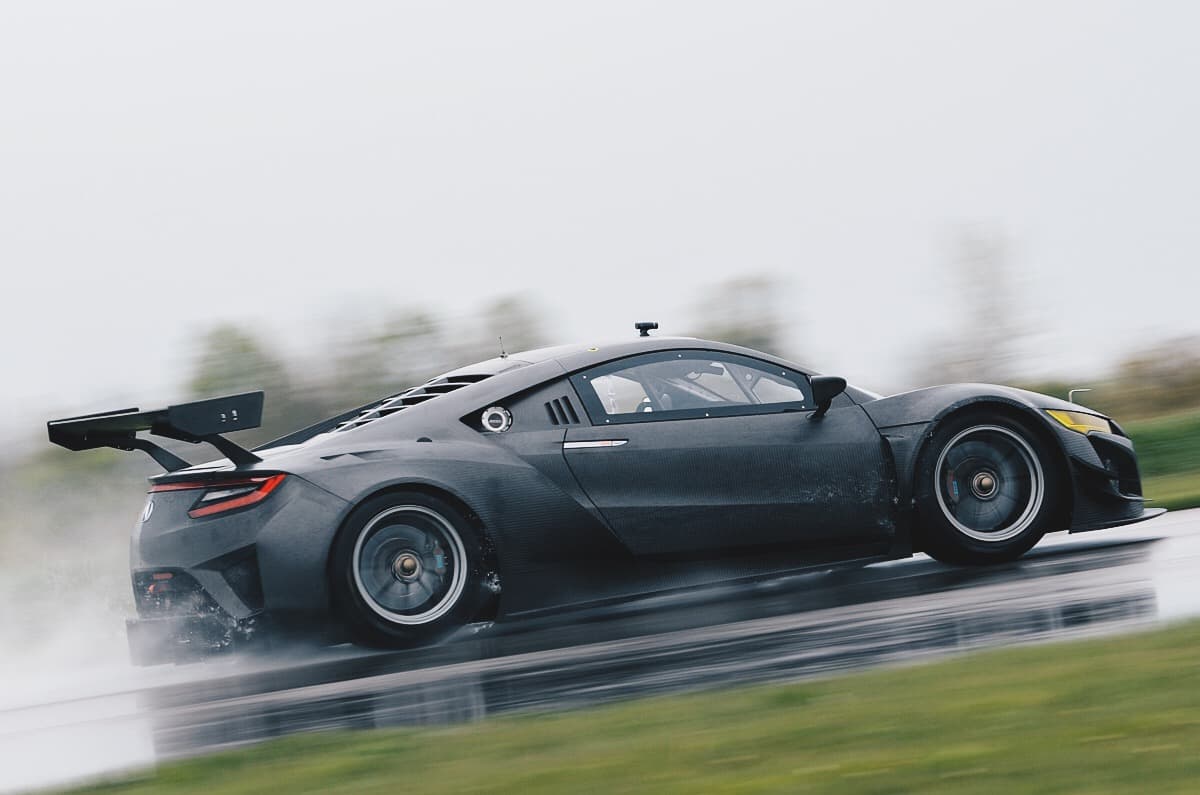 A diferencia del pack fotográfico que habíamos visto anteriormente, estas imágenes del Acura NSX GT3 muestran la fibra de carbono de su carrocería a "flor de piel".