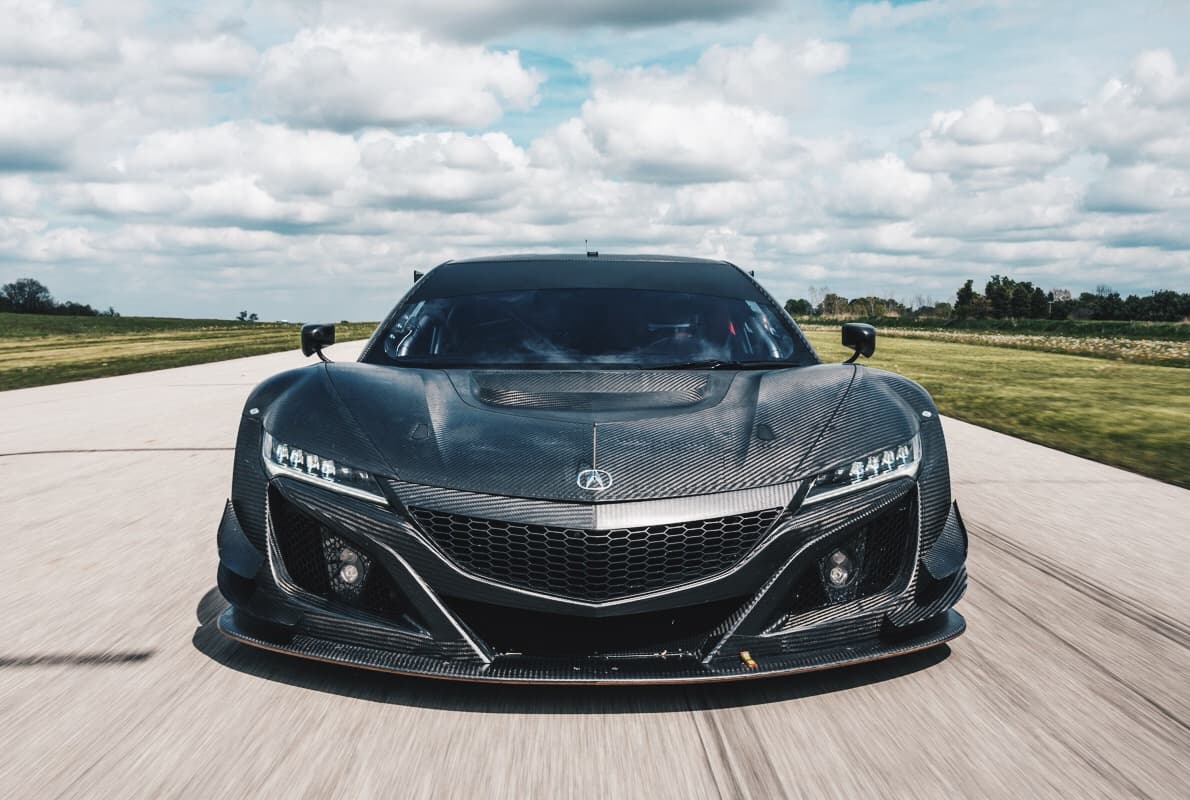 El motor del Acura NSX GT3 estará acoplado a una transmisión de 6 marchas con cambio secuencial. Una diferencia relevante es la siguiente: el Acura NSX 2017 cuenta con tracción integral, mientras que el NSX GT3 dirige toda su potencia a las ruedas traseras.