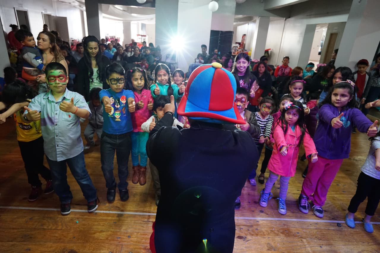 El payaso Jorgito animando a los niños.
