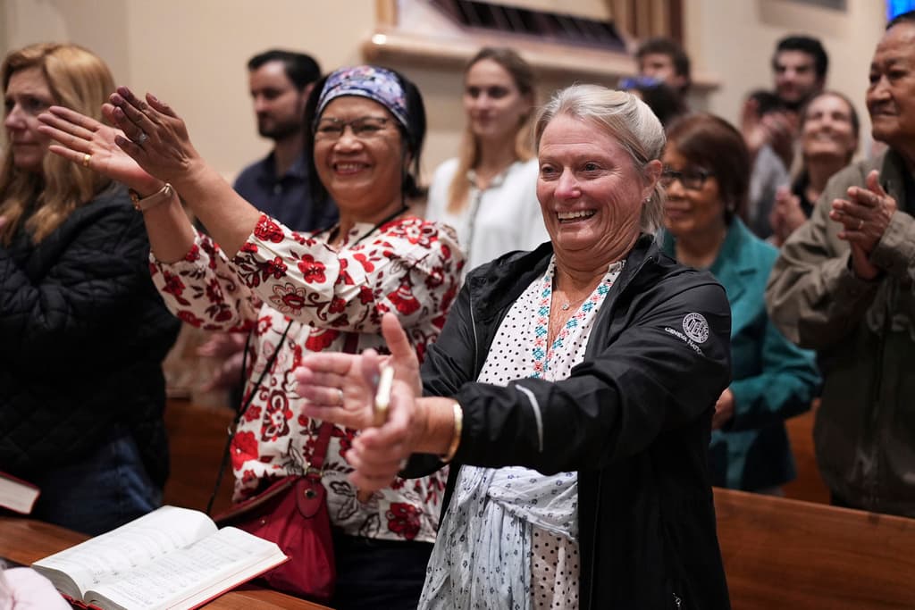 En la catedral de El Santo Nombre, en Chicago, Victoria Bassig, a la izquierda, y Carolyn Smeltzer estuvieron entre quienes aplaudieron con entusiasmo la elección del nuevo papa León XIV durante la primera misa de este 11 de mayo.