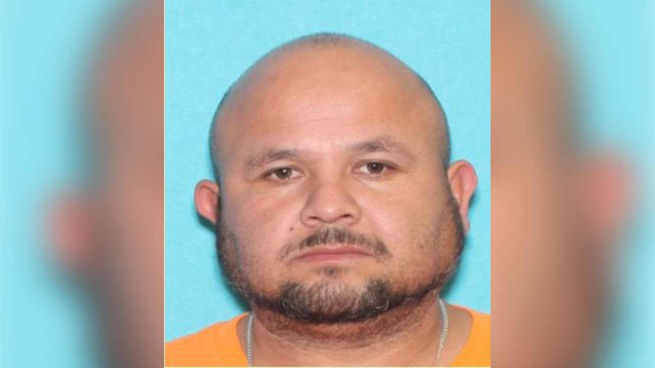 Mariano Benitez Rangel es buscado por indecencia contra un menor.