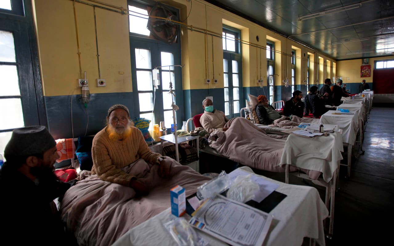 <b>Brote de tuberculosis (2012).</b> Esta enfermedad es provocada por una bacteria que infecta los pulmones y otros órganos. Aunque fue controlada desde hace varias décadas, un brote reciente se propagó a casi todo el mundo y mató más de 1.3 millones de personas, especialmente en países con sistemas de salud poco desarrollados. En EEUU apenas se registran 11,000 casos por año. En la fotografa, un hospital que atendía enfermos de tubercolosis en Srinagar, India, en 2012.