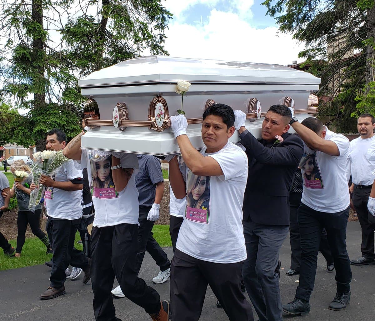 El pasado 16 de noviembre
<b><a href="https://www.univision.com/local/chicago-wgbo/confirman-que-los-restos-encontrados-en-una-casa-de-scottsdale-corresponden-a-marlen-ochoa-uriostegui" target="_blank">Marlen Ochoa-Uriostegui,</a></b> habría cumplido 21 años. Sin embargo, sus restos descansan en el cementerio Auburn Memorial Park.