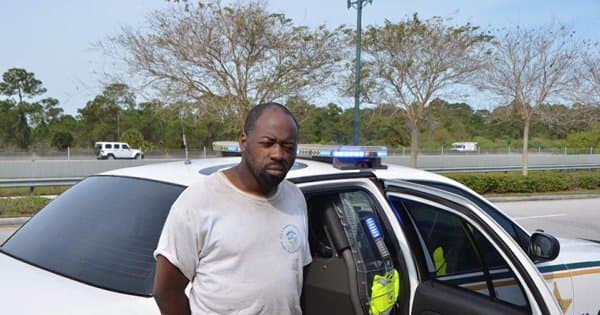 Intentó comprar BMW con tarjeta de cupones, luego lo robó