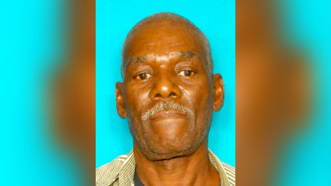 El cuerpo de John Robert Walker, de 75 años, es un hombre afroamericano que fue encontrado frente a su casa en la cuadra 3400 de la calle Ennis el 22 de septiembre. Tenía un bastón de metal cuando fue hallado. Su caso es #ML22-4014.