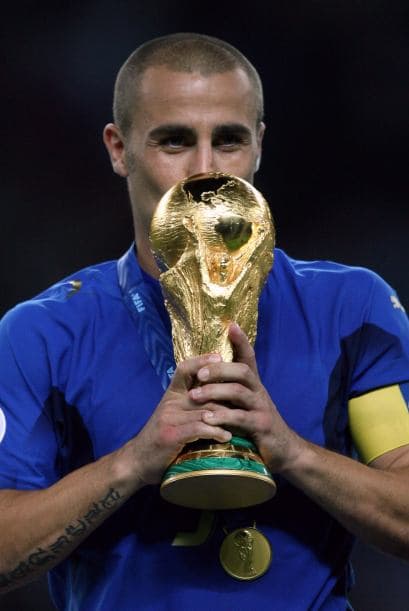 Fabio Cannavaro capitaneó a la selección italiana campeona de la Copa del Mundo en 2006, año en que fue galardonado con el Balón de Oro y el Jugador Mundial de la FIFA.