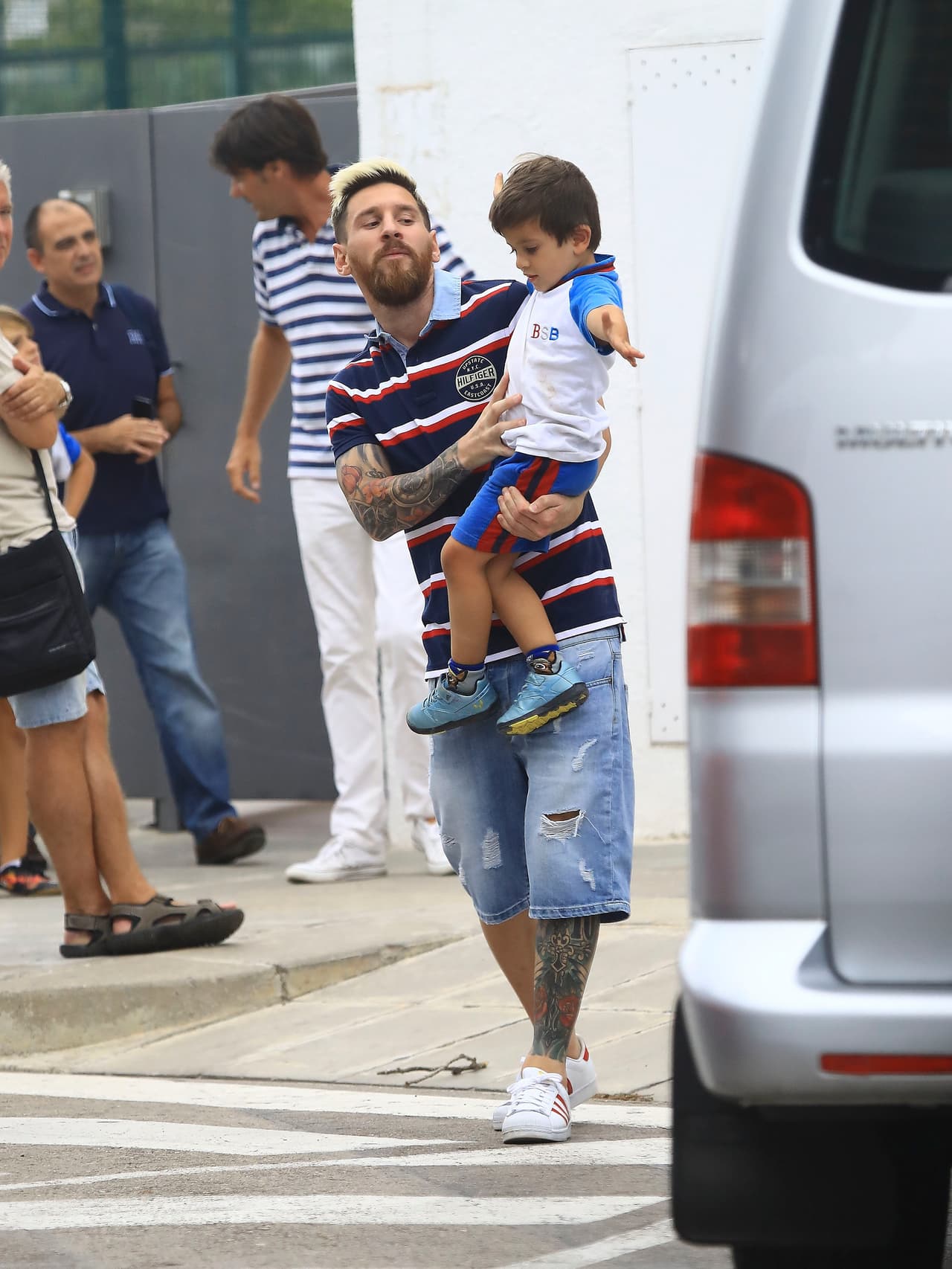 El futbolista tiene un nuevo y alocado look.