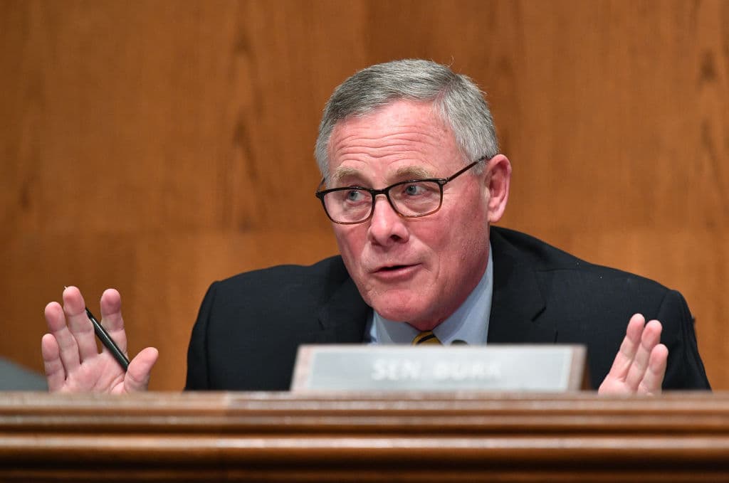 Otro de los que votó en contra de Trump en su segundo juicio político fue el 
<b>senador por Carolina del Norte, Richard Burr</b>. Su voto a favor de la acusación fue una verdadera sorpresa, ya que había votado en contra de la constitucionalidad del proceso y no es uno de los tradicionales moderados del 
<a href="https://www.univision.com/temas/partido-republicano">Partido Republicano</a>. Tuvo que 
<a href="https://www.univision.com/noticias/politica/trump-segundo-juicio-politico-senadores-republicanos">enfrentar las represalias de su partido por haber votado en contra de Trump</a>. Burr ya había molestado a los más fieles seguidores del expresidente en su estado por su papel al frente del Comité de Inteligencia del Senado, que dirigió la investigación de la 
<a href="https://www.univision.com/temas/rusiagate">interferencia rusa en las elecciones estadounidenses de 2016</a>. Hace tiempo Burr anunció que no volvería a presentarse en 2022.