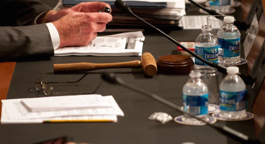 Juez de NY ordena reinstalar a trabajadores sanitarios despedidos por no vacunarse contra Covid-19