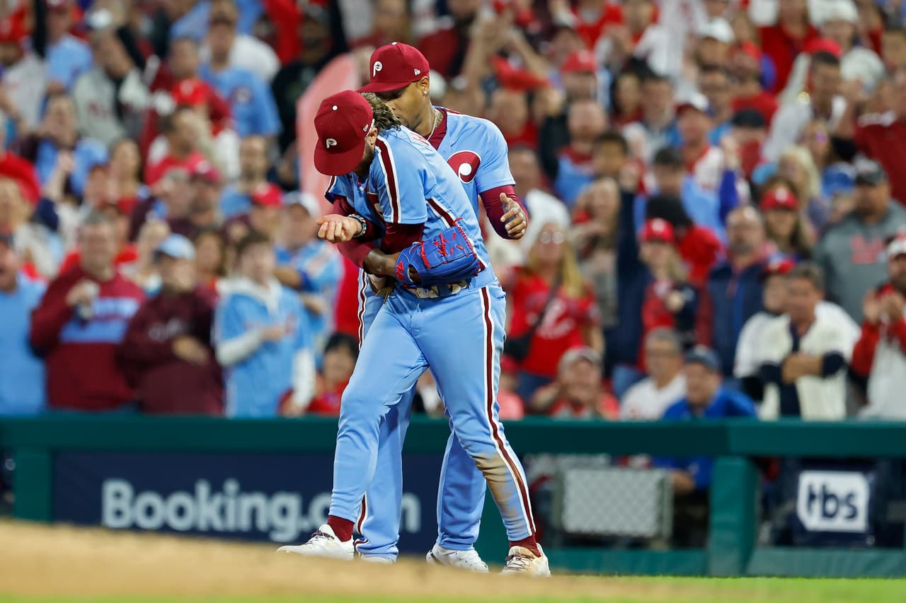 Bryce Harper es consolado por Gregory Soto # 30 después de lesionarse en la octava entrada contra los Bravos de Atlanta.