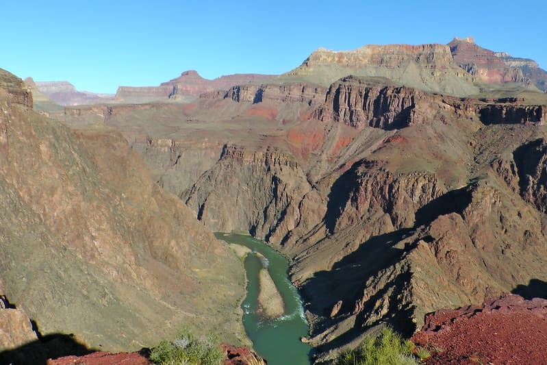 La caminata conocida como el Rim to Rim se ha vuelto muy popular entre los amantes de la aventura, y consiste en caminar desde el lado norte al sur del Gran Cañón. Son unas 24 millas de distancia.