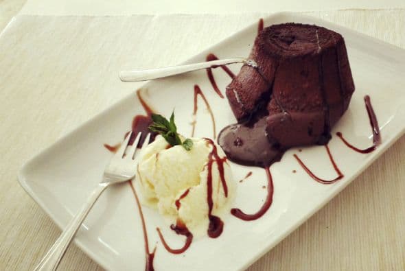 Al servirlo. Para que tus invitados queden asombrados con tu impecable técnica, debes llevarlo a la mesa apenas lo saques del horno, mientras aún esté liviano y fresco.