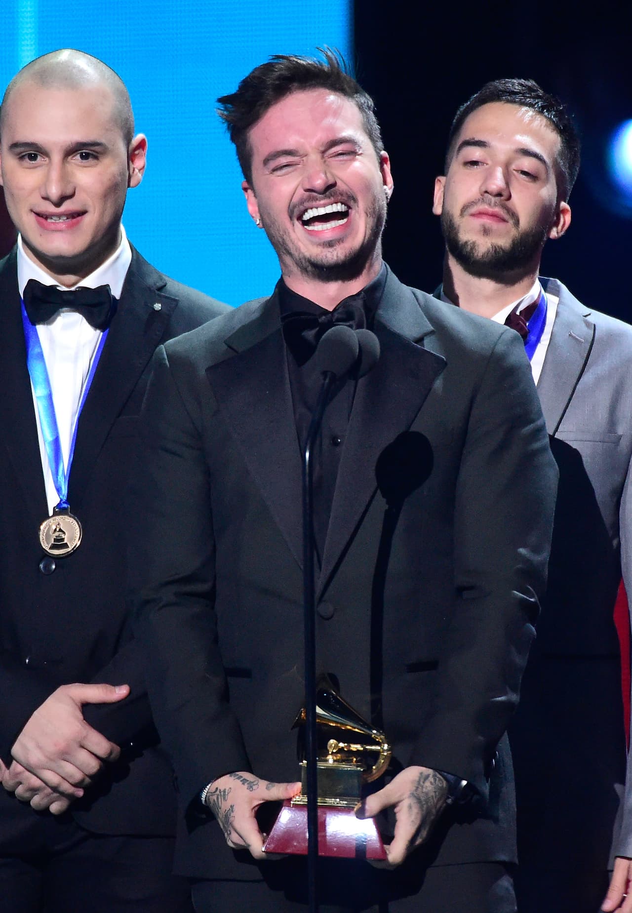 Venció a sus contrincantes en la categoría 'Mejor Canción Urbana' y así lo celebró, con una gran sorisa.