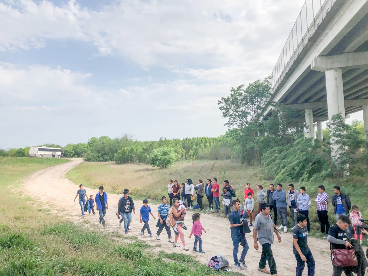 Los migrantes suelen ser liberados con un documento que indica la fecha en la que deben presentarse en una corte en la que un juez decidirá su futuro en el país; un proceso que, con las cortes de migración saturadas, puede tardar meses o incluso años.