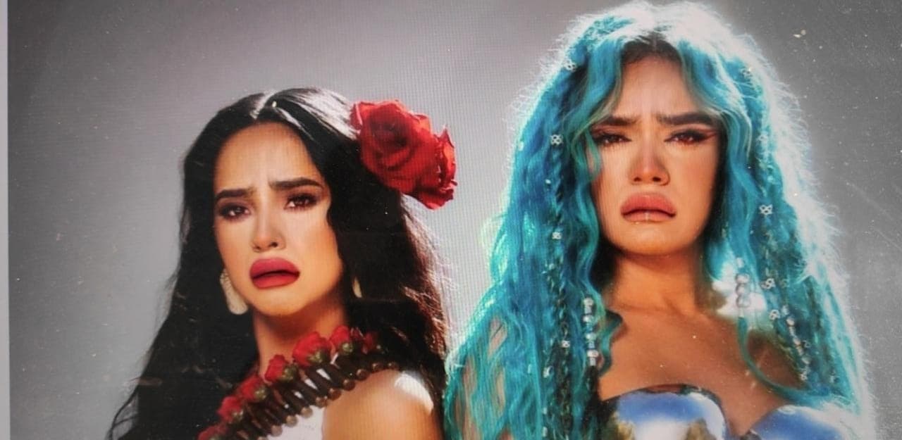 Karol G y Becky G, pasaron de estar sonrientes para su canción MAMIII, a la tristeza.