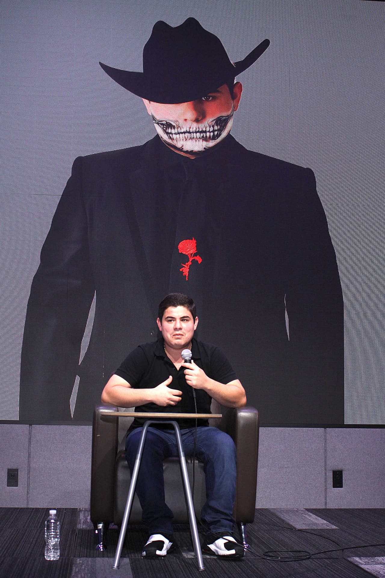 "El 
<b><a href="https://www.univision.com/shows/sal-y-pimienta/alfredito-olivas-se-niega-a-dictar-un-testamento-porque-piensa-que-es-como-llamar-a-la-muerte-video" target="_blank">miedo a la muerte</a></b> siempre va a estar ahí, eso sirve a la hora de vivir", explicó.