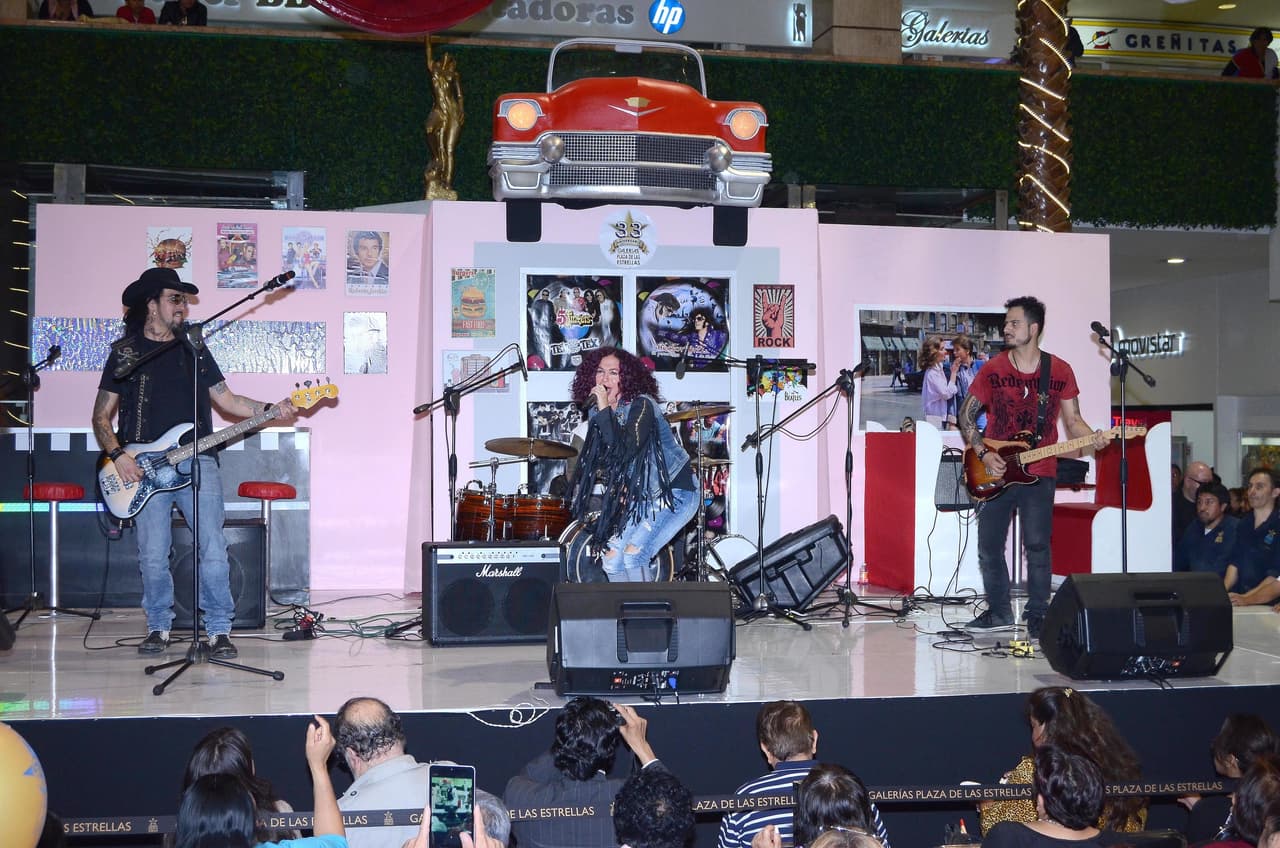 Kenny Avilés fue la primera persona que le dio a Alejandra Guzmán una oportunidad dentro de la música a finales de la década de 1980 al ser corista de su banda, Kenny y Los Eléctricos.
<br>