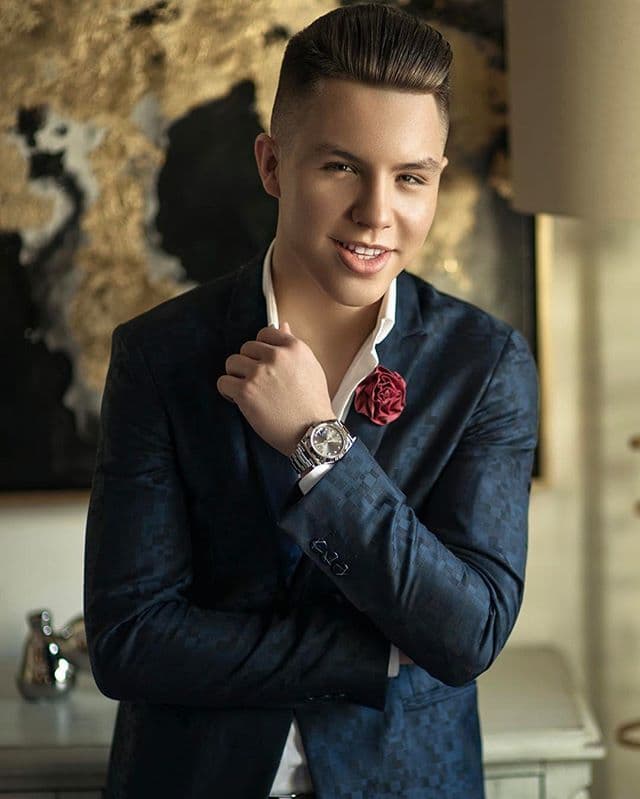 Él es Jonatan Sanchez, cantautor de origen estadounidense.