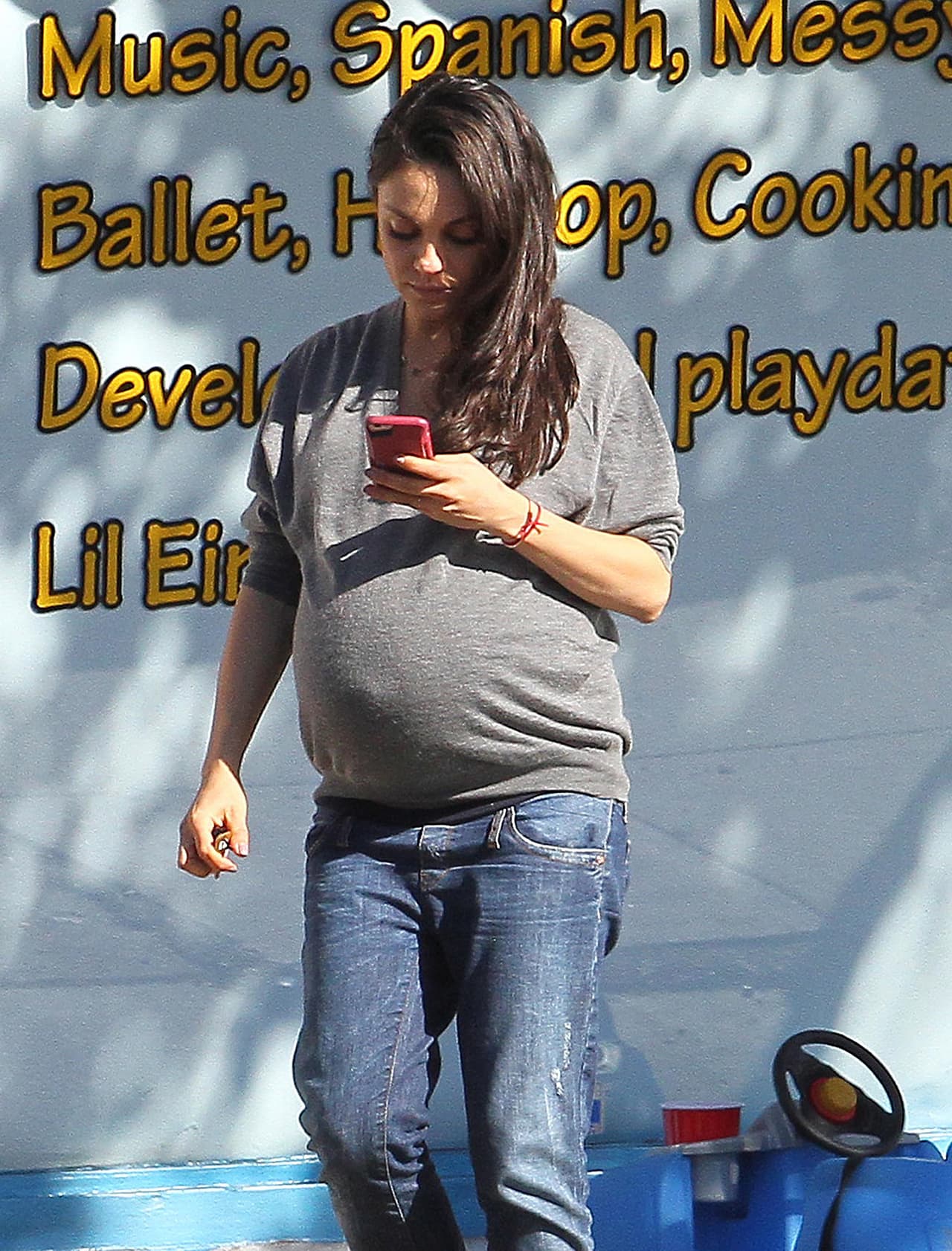 Todo el tiempo estuvo atenta a su celular