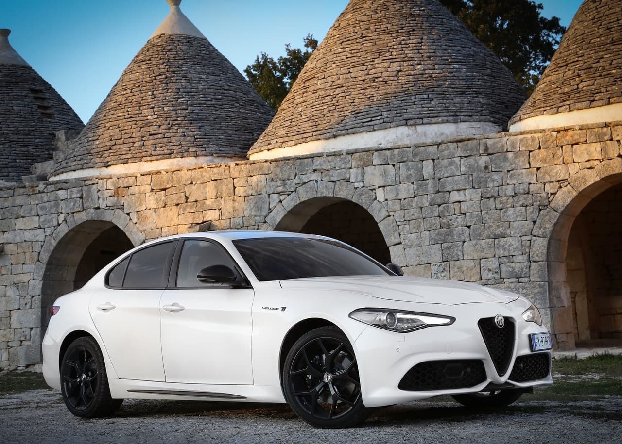 <h3 class="cms-H3-H3"><b>8. Alfa Romeo Giulia 2021</b></h3>
<br>
<ul>
 <li>Precio promedio: $49,331</li>
 <li>Descuento promedio en dólares: $5,311</li>
 <li>Descuento promedio en porcentaje: 11%</li>
</ul>