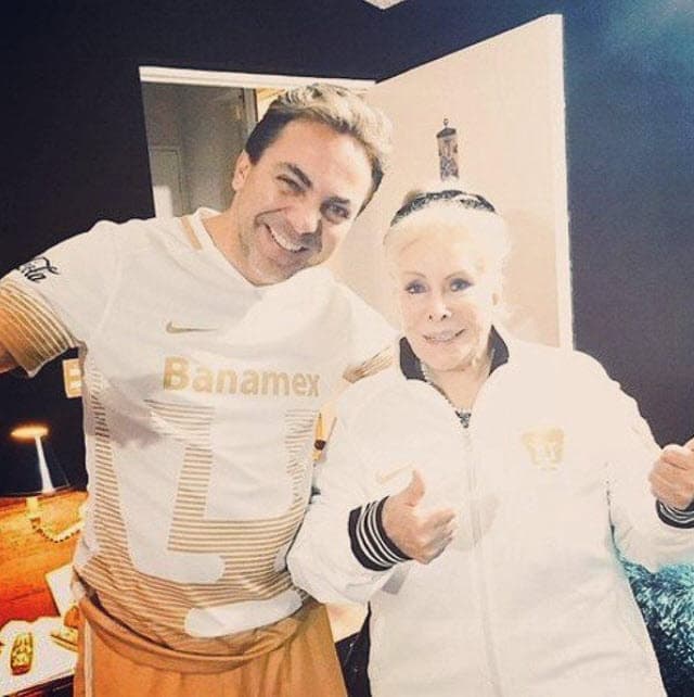 Aunque no mencionó a su 
<b>abuela,</b> es probable que el mensaje esté dirigido a ella, pues eran muy unidos.
<br>