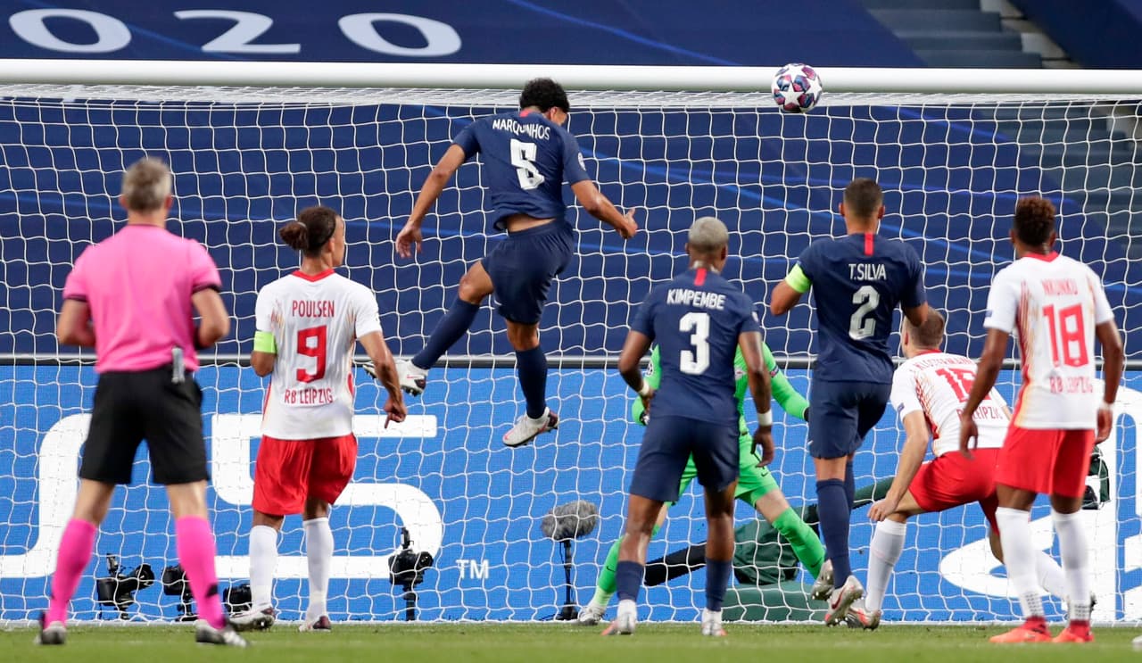 Marquinhos aprovechó un tiro libre para enviar el balón el fondo de la portería con un tremendo testarazo.