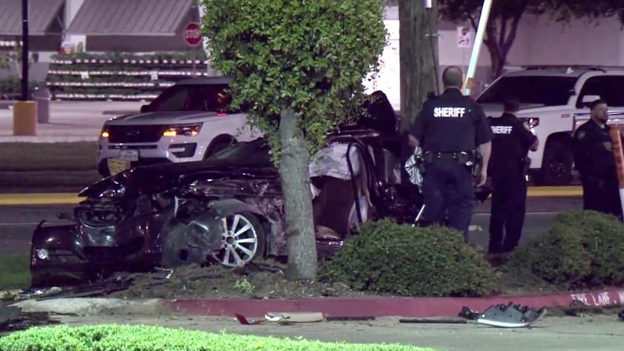 Un estudiante de preparatoria de 16 años que se trasladaba a Houston desde el área de Dallas, era el pasajero del asiento trasero en el BMW y murió en el lugar.