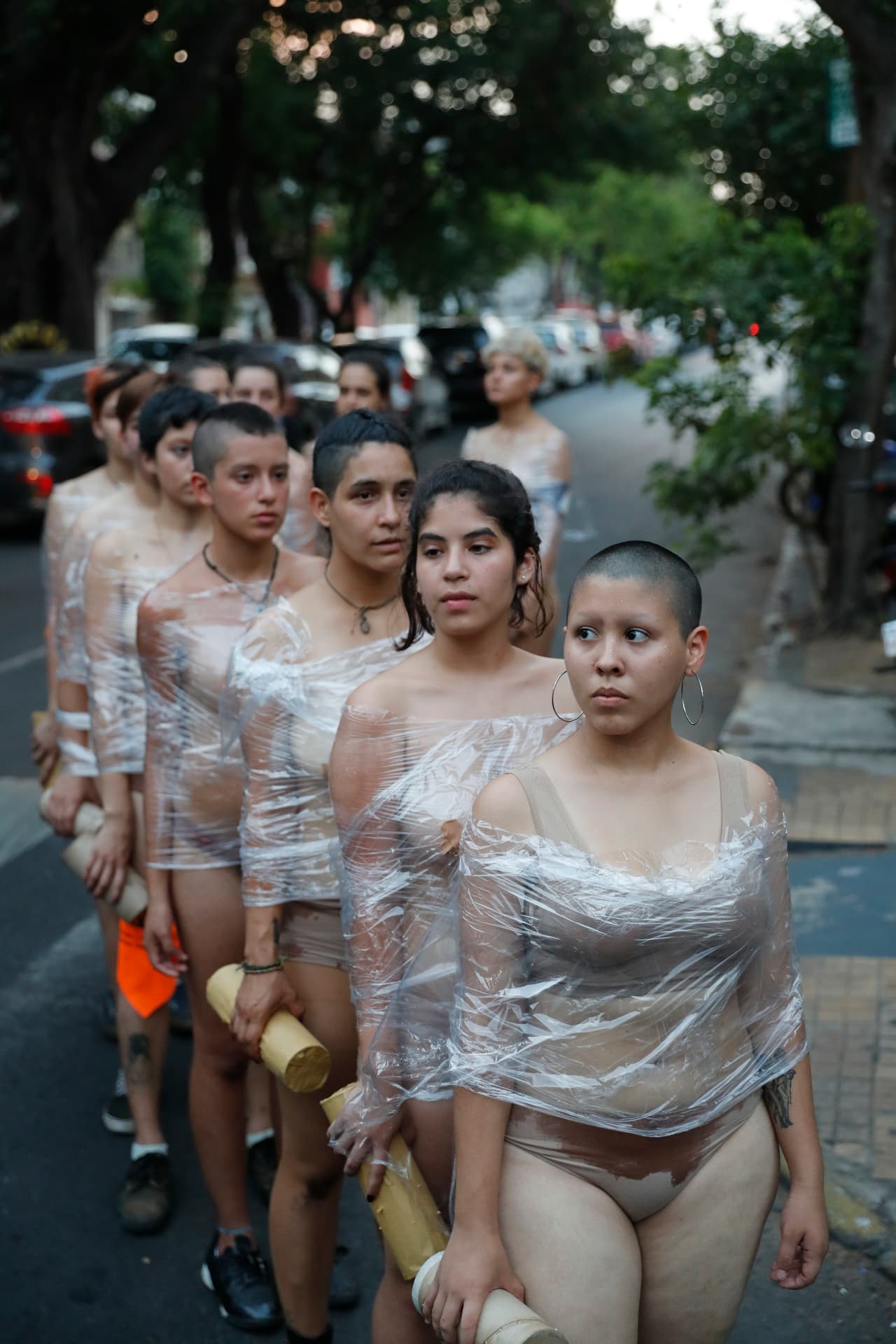 <b>PARAGUAY</b>: Un grupo feminista cubre su cuerpo de plástico como partde de un performance realizado durante la marcha por la Eliminación de la Violencia contra la Mujer en Asunción.