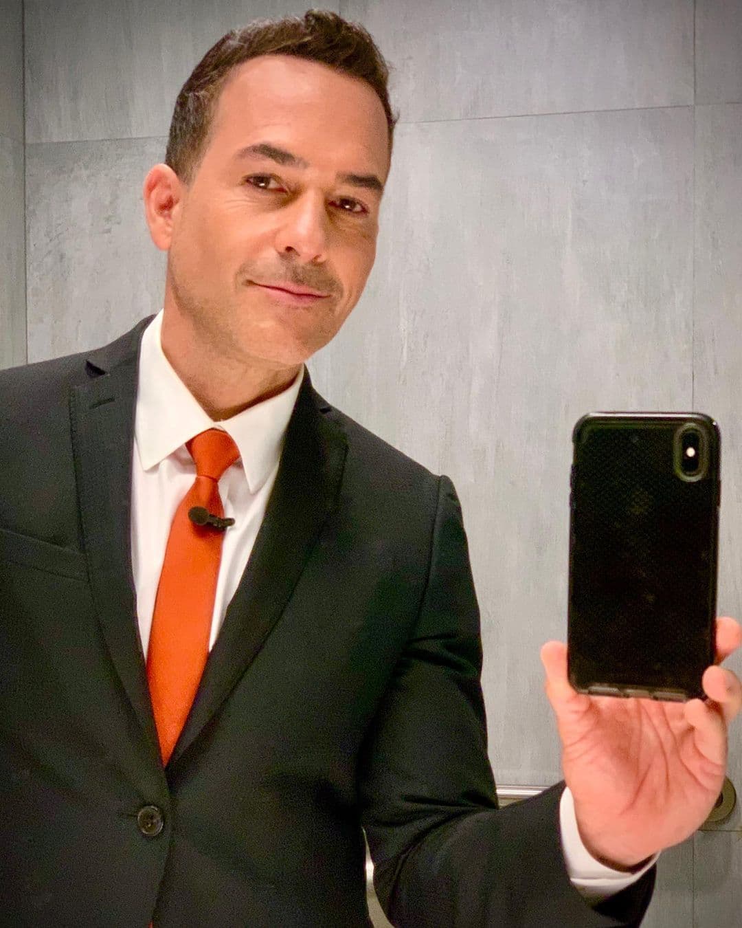 Pero también derrocha galanura en los lugares más inesperados: no podía faltar su selfie en el baño.