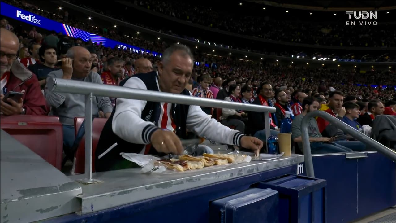 ¡Inédito! Aficionado del Atlético se prepara la cena en pleno partido vs. Arsenal