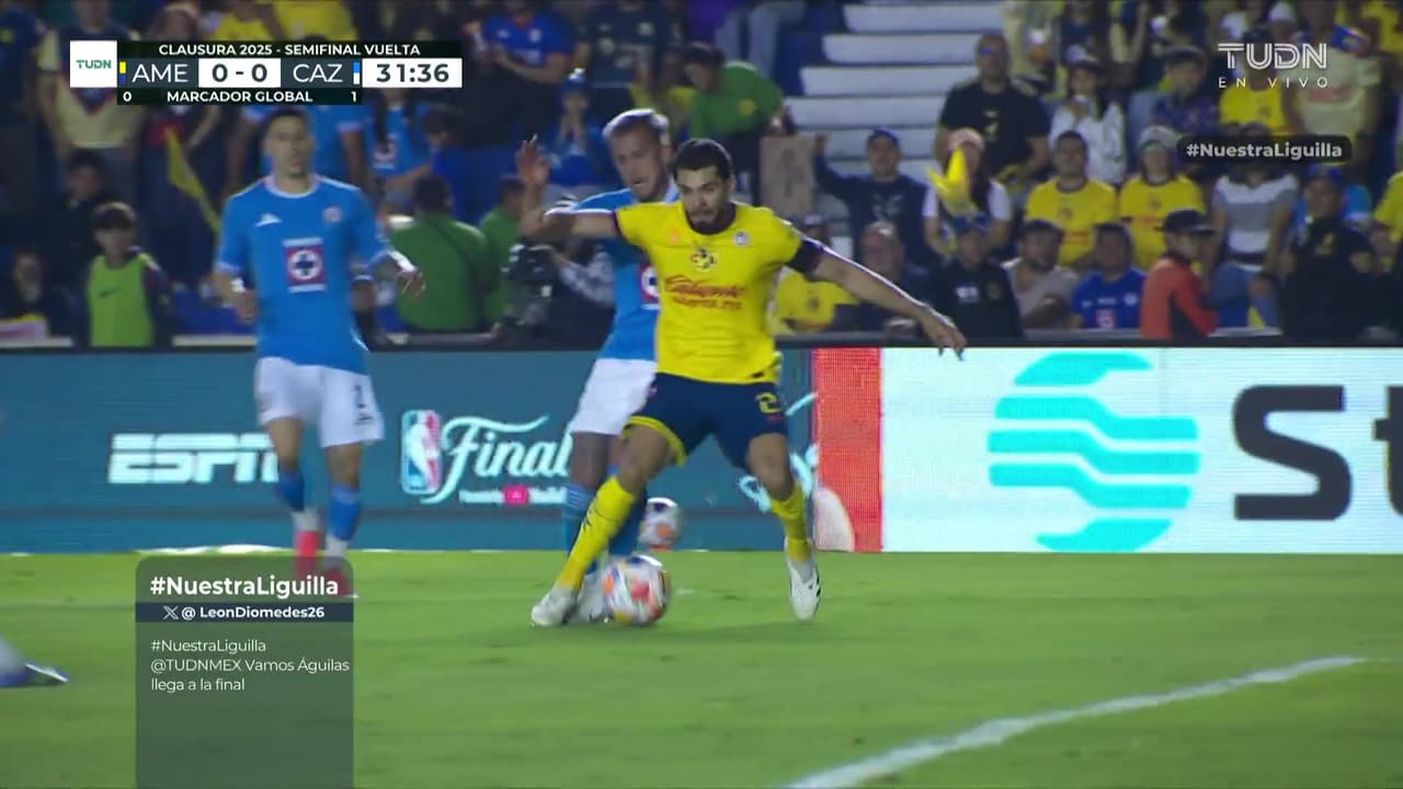 ¡Llega la jugada polémica! Henry Martín se queja de penal