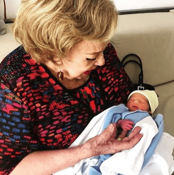 El cariño que le tiene Silvia Pinal a su primer nieto varón quedó plasmado en 
<b><a href="https://www.instagram.com/silviapinal.mx/" target="_blank">esta foto</a></b>, compartida a través de la cuenta 'silviapinalmx' que es manejada por fans de la actriz.