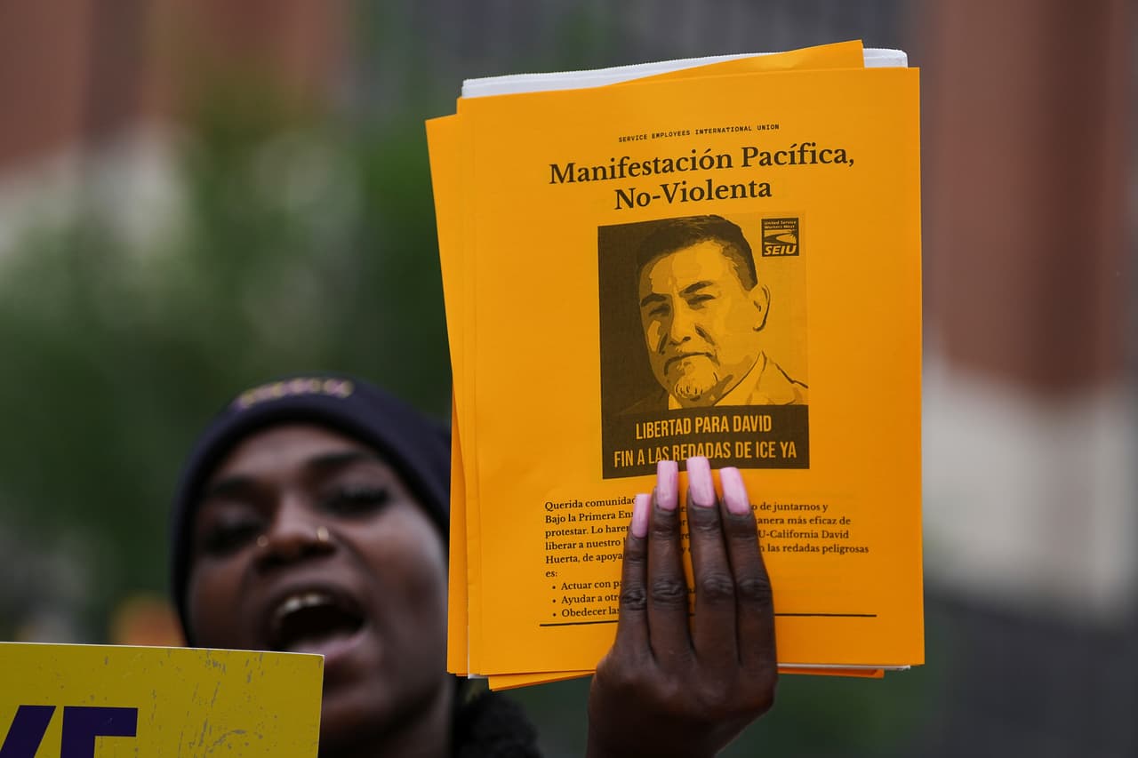 &lt;h2 class=&quot;cms-H2-H2&quot;&gt;4.&lt;b&gt; “Nada se resuelve con la violencia. La violencia genera violencia. Nuestro movimiento necesita ser uno de no violencia… necesita ser uno en el que nos hagamos responsables unos a otros de crear el cielo en la tierra”.&lt;/b&gt;&lt;/h2&gt;
&lt;br&gt;
&lt;br&gt;Esta frase la dijo el 9 de junio, tras ser liberado bajo fianza. 
&lt;br&gt;
&lt;br&gt;Durante su mensaje, 
&lt;b&gt;pidió a quienes protestan que eviten la violencia &lt;/b&gt;y que sea la propia comunidad quien haga eco de ese llamado a la no violencia. 
&lt;br&gt;
&lt;br&gt;Desde el viernes, cuando comenzaron las protestas en contra de ICE, 
&lt;a href=&quot;https://www.univision.com/local/los-angeles-kmex/llegan-700-marines-a-los-angeles-protestas-contra-ice-fotos&quot;&gt;unas 150 personas han sido detenidas en Los Ángeles&lt;/a&gt;, en donde las autoridades dispersaron a manifestantes 
&lt;a href=&quot;https://www.univision.com/local/los-angeles-kmex/fuegos-artificiales-saqueos-granadas-y-arrestos-en-protestas-contra-ice-en-los-angeles-california-fotos&quot;&gt;con gases lacrimógenos y granadas aturdidoras&lt;/a&gt;
&lt;br&gt;