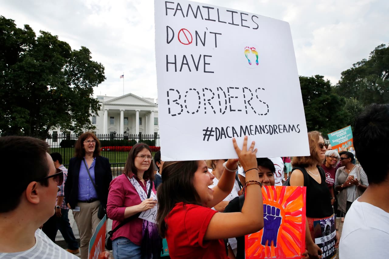 “Las familias no tienen fronteras”, se lee en inglés en la pancarta de una manifestante frente a la Casa Blanca. Jeff Sessions anunció que quedan cancelados los permisos de viaje (advance parole). Sin embargo, los dreamers que se encuentran fuera de Estados Unidos y tienen un permiso, podrán reingresar al país sin problemas.