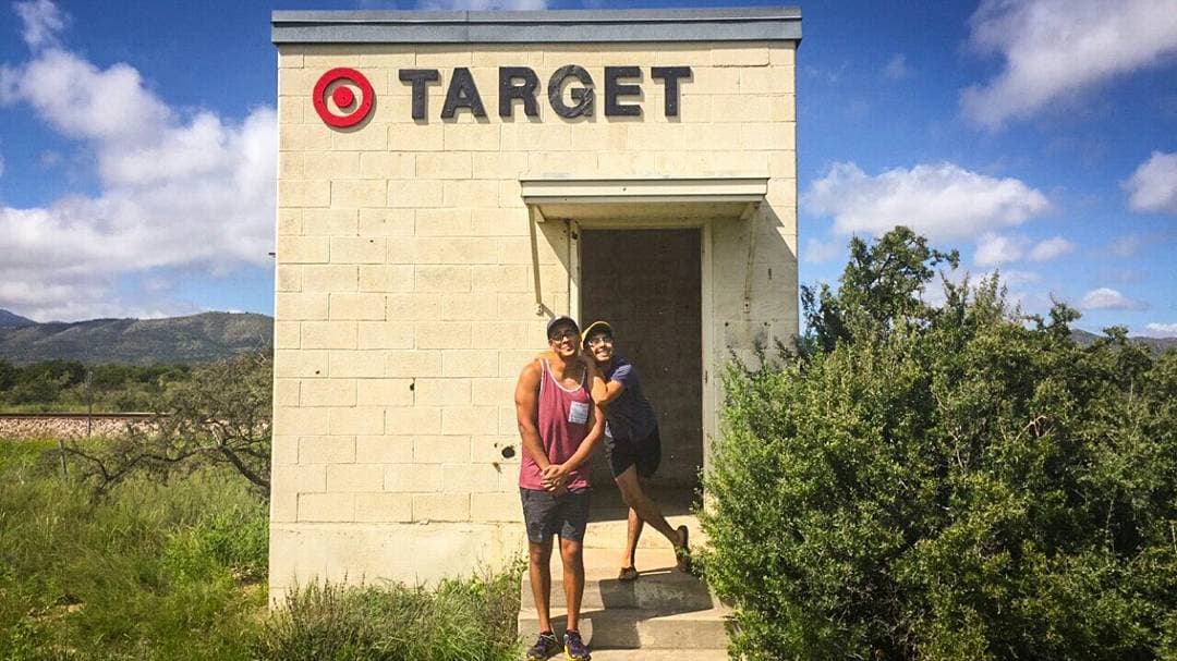 Texas cuenta con otra instalación similar.
<a href="http://bigbendnow.com/2016/01/target-marathon-another-roadside-attraction/">En la localidad de Marathon, hay una "tienda" de Target</a> que imita el diseño de Prada Marfa.