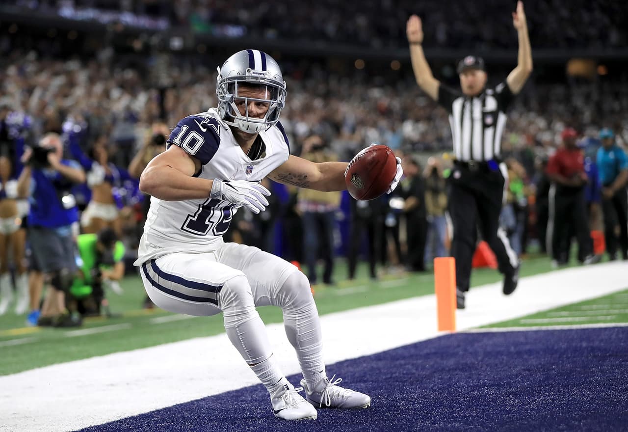 El novato Ryan Switzer realizó la jugada clave del partido al devolver una patada de despeje 88 yardas hasta las diagonales.