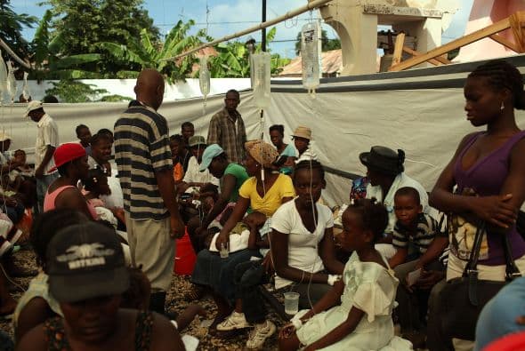 Es previsible que las inundaciones propaguen la enfermedad en tanto que los daños causados a caminos e inmuebles podrían dificultar la atención médica para los enfermos.