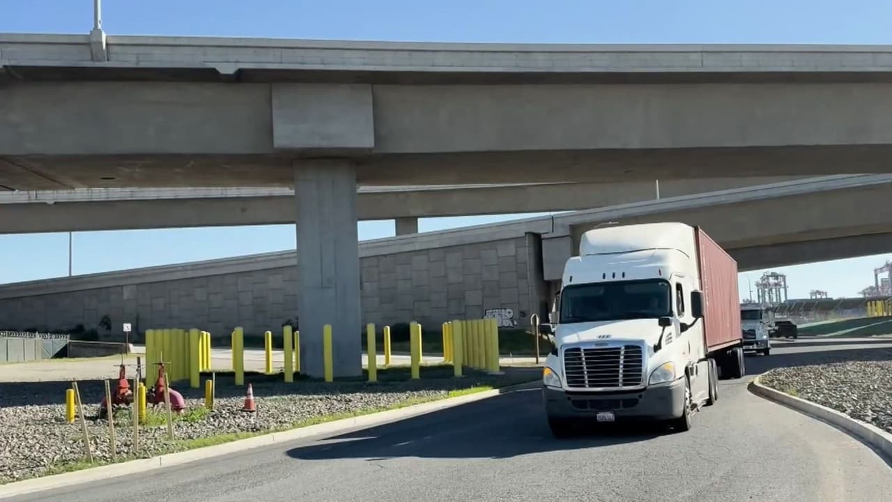 Camioneros inmigrantes en California reciben un alivio: Tribunal emite orden provisional sobre licencias