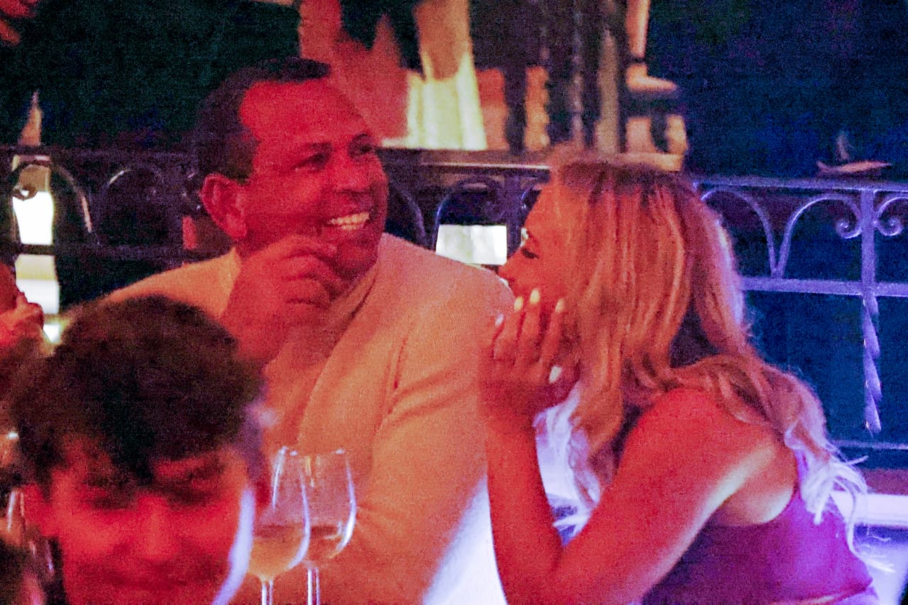 Hasta ahora, ninguno ha confirmado que mantengan un noviazgo. 
<br>