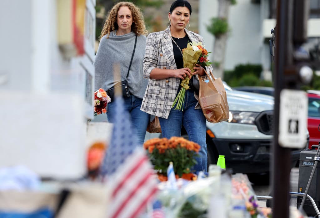 Otras personas llegaron con ofrendas florales y veladoras a la zona, mientras piden justicia.