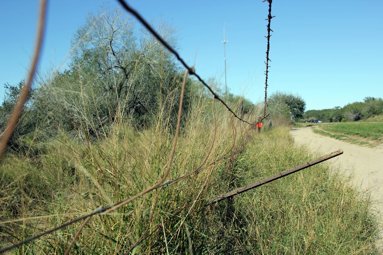 Esta cerca doblada se encuentra al sur del checkpoint. Los traficantes de personas frenan aquí de forma abrupta, hacen bajar a los migrantes acompañados por un coyote y les piden saltar a esta propiedad privada para empezar su andadura. 
<b>Varios rancheros de la zona se quejan</b> de los daños que la inmigración provoca en sus tierras y en el pasado organizaron sus propias ‘patrullas’.