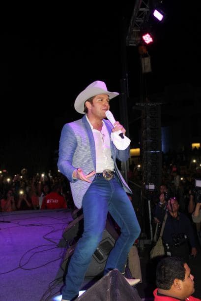 El Dasa revolucionó Phoenix con su voz y carisma, enloqueciendo a miles de fans que los esperaban ansiosas. El chulo causó furor con sus movimientos sexy y desafió seguridad para acercarse y bailar con sus consentidas.