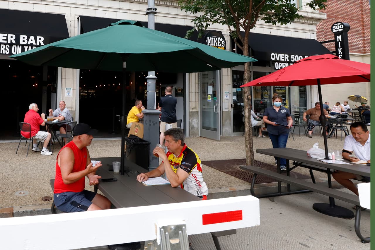 California permite a los bares y antros abrir sus patios si estos negocios tienen un permiso para servir comida