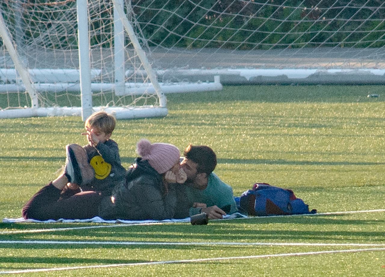 Frente a Sasha, de 5 años y quien prefería no mirar, Shakira y Piqué se expresaron amor en público.