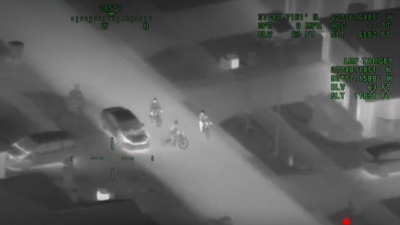 Sorprendidos desde el aire: Helicóptero capta a menores intentando abrir autos en Riverview